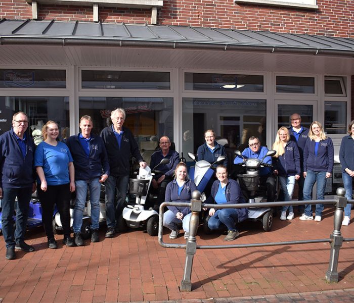 Team des CBC Reha-Fachmarkts vor dem Sanitätshaus in Wittmund & Wiesmoor – Rehatechnik und Pflegehilfsmittel